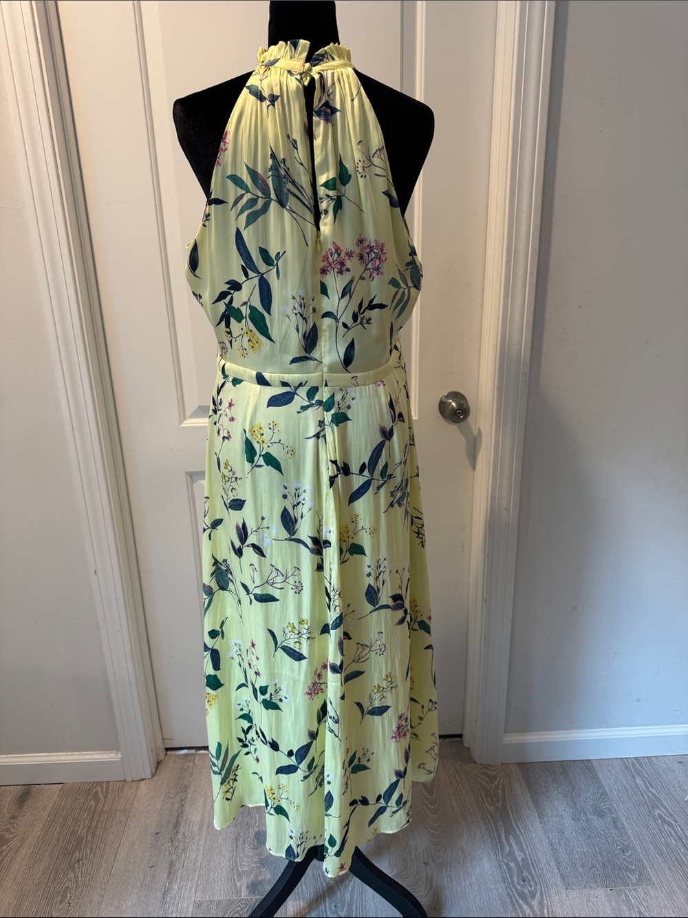 Banana Republic Light Yellow Floral Soft Satin Halter Midi Dress NWT SIZE 12 - Picture 4 of 6